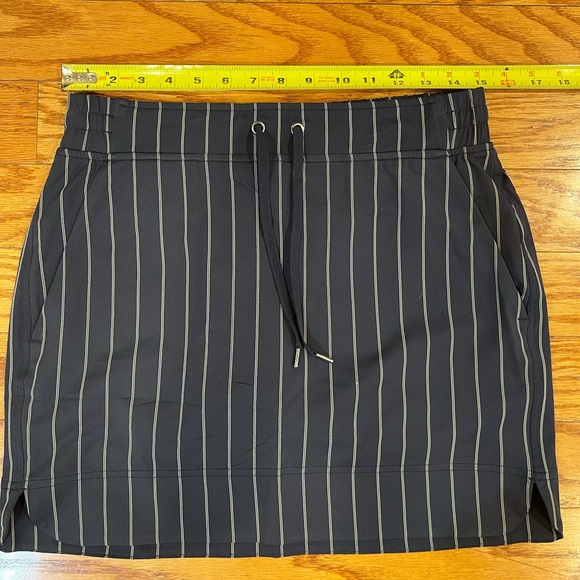 Athleta Midtown Women's Size 4 Blue pinstripe Stretch Mid Rise Activewear Skort - Picture 4 of 6